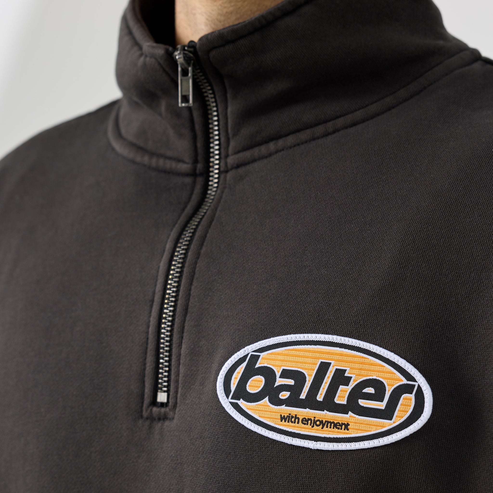 Now Pouring Half Zip Crew - Faded Black